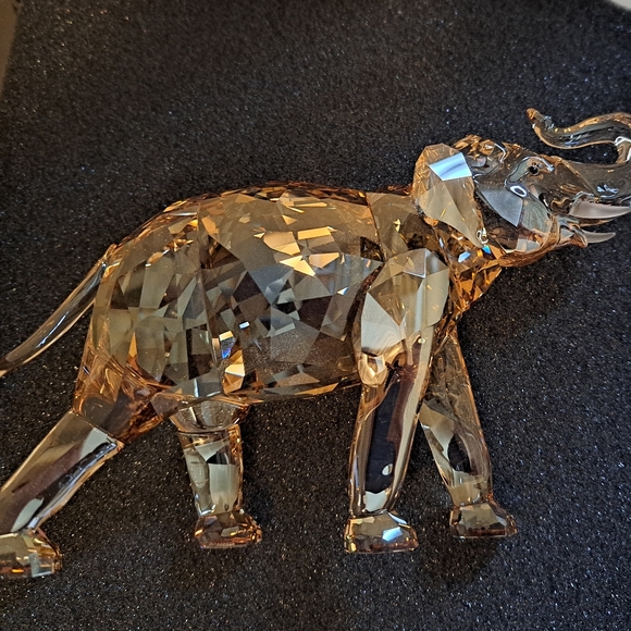 Swarovski Elephant in box with plaque and COA Pristine 1137207 - Picture 5 of 16